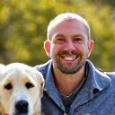 Jean avec son labrador en famille